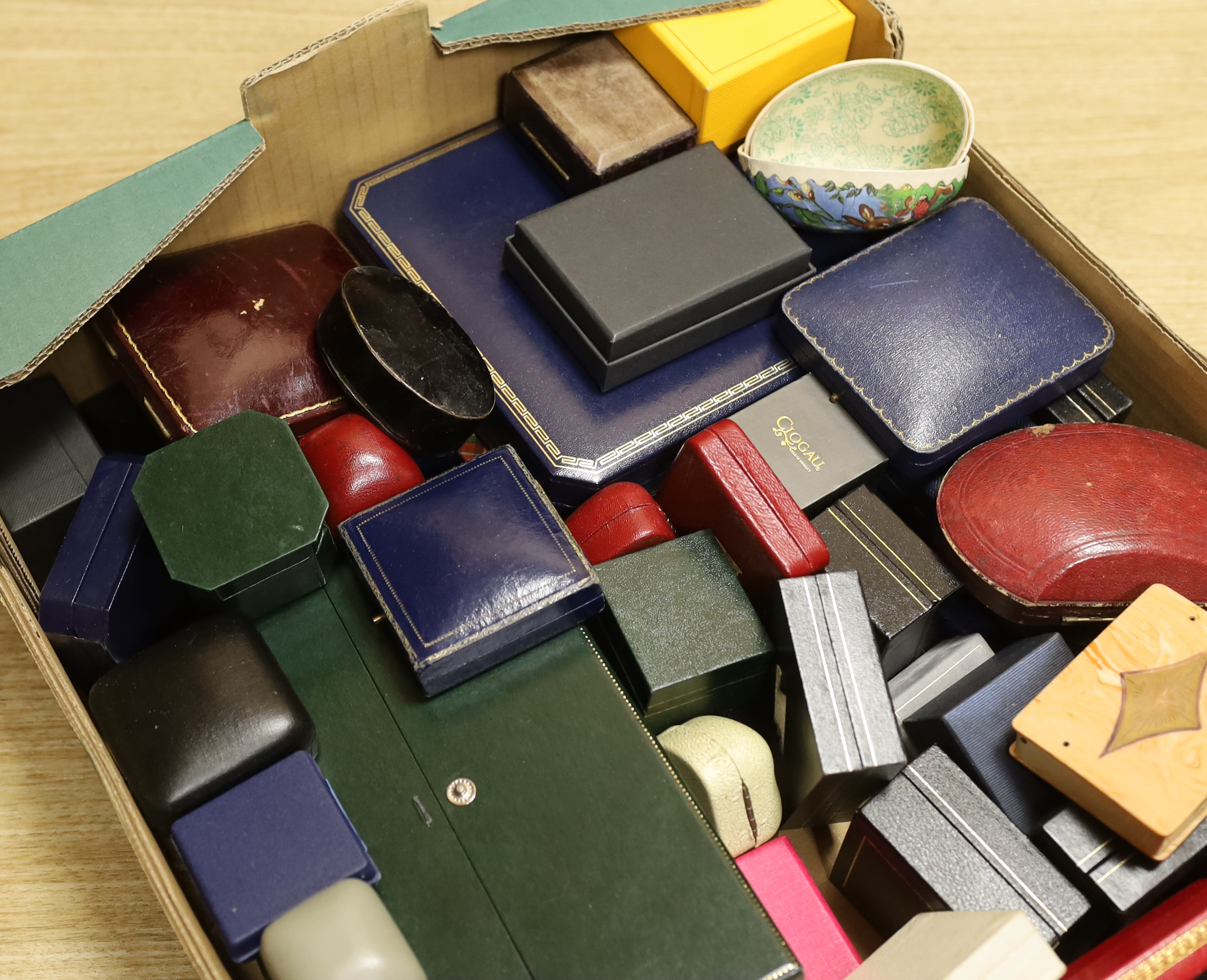 A quantity of assorted jewellery boxes.